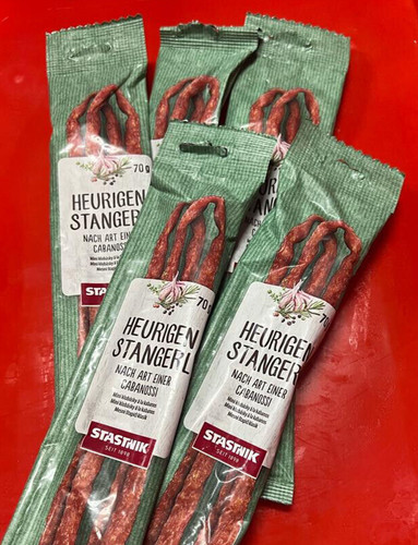 Salami über buchenholz - salami,
